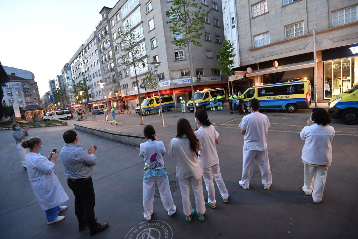 Aplauso colectivo ante el Hospital Provincial