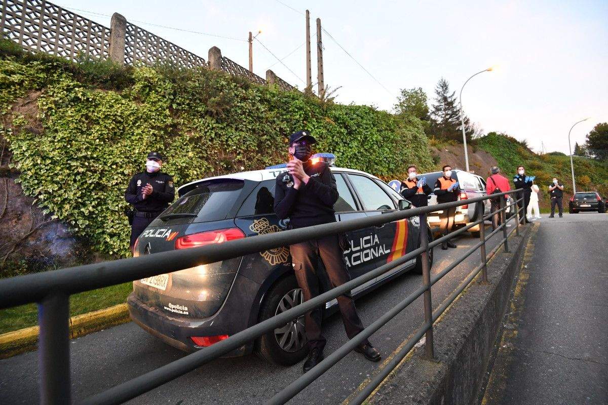 Las policías Local y Nacional y Protección Civil aplauden a los sanitarios en Montecelo