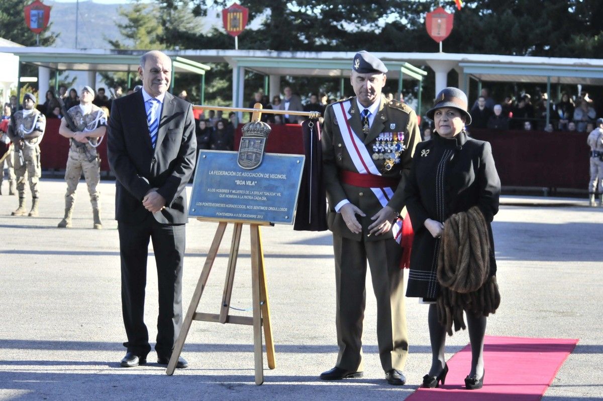 Entrega a la BRILAT del "Agasallo" de la Federación de Vecinos Boa Vila, presidida por Mari Luz Fernández