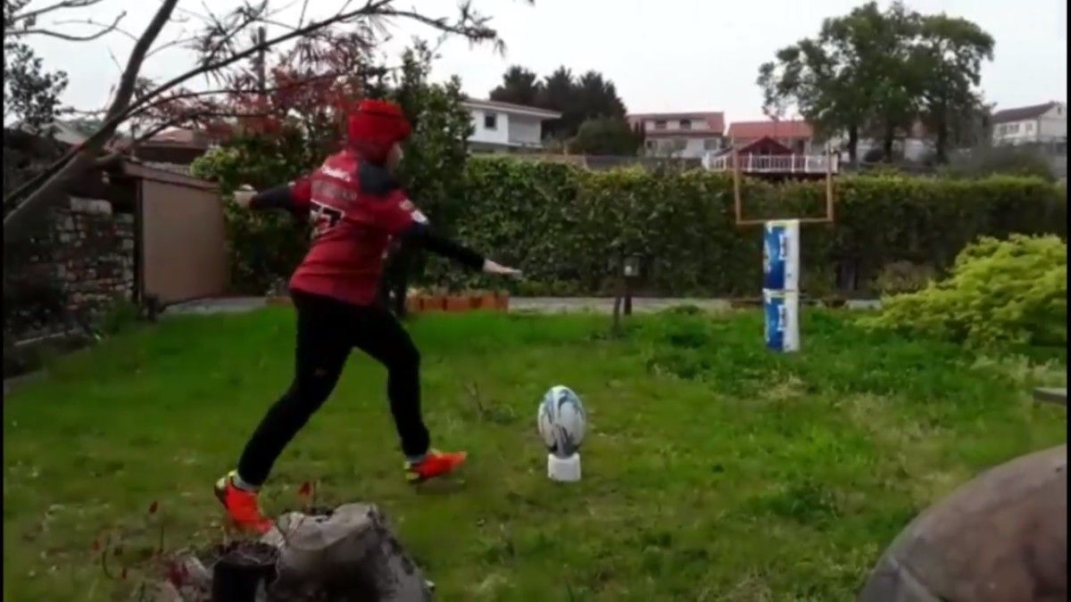 Xogador do Pontevedra Rugby Club entrenando en casa