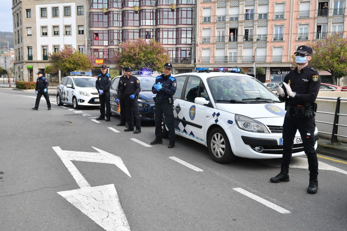 Axentes da Policía Nacional e Local de Marín