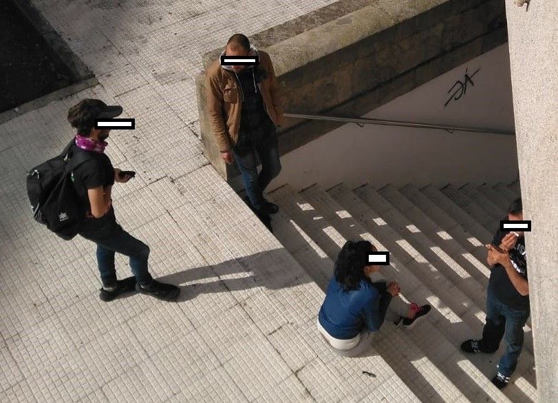 Usuarios do centro de día de Rexurdir ás portas do local da rúa Cruceiro durante o estado de alarma