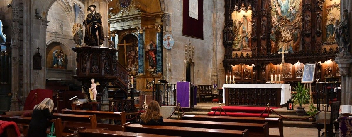 Un cadro de San Sebastián e a imaxe de San Roque situáronse nun lugar preeminente da Real Basílica