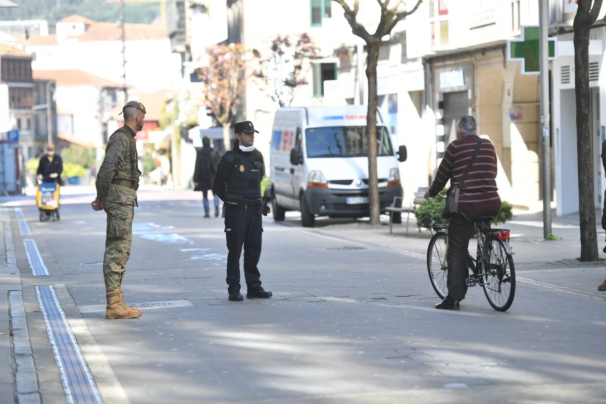 Patrulla da Brilat e a Policía Nacional polas rúas de Pontevedra o 1 de abril con motivo do estado de alarma