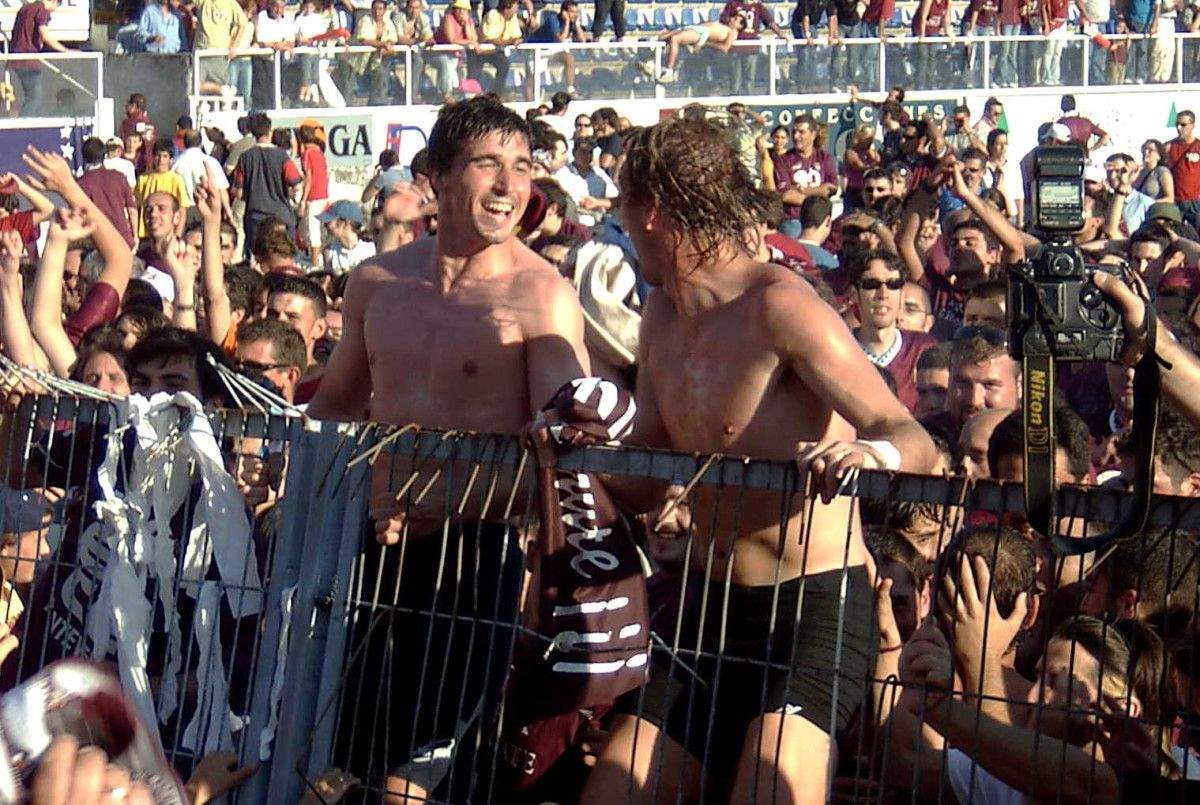 Alejandro Vázquez y Martín Ragg celebran el ascenso del Pontevedra a 2ª en 2004