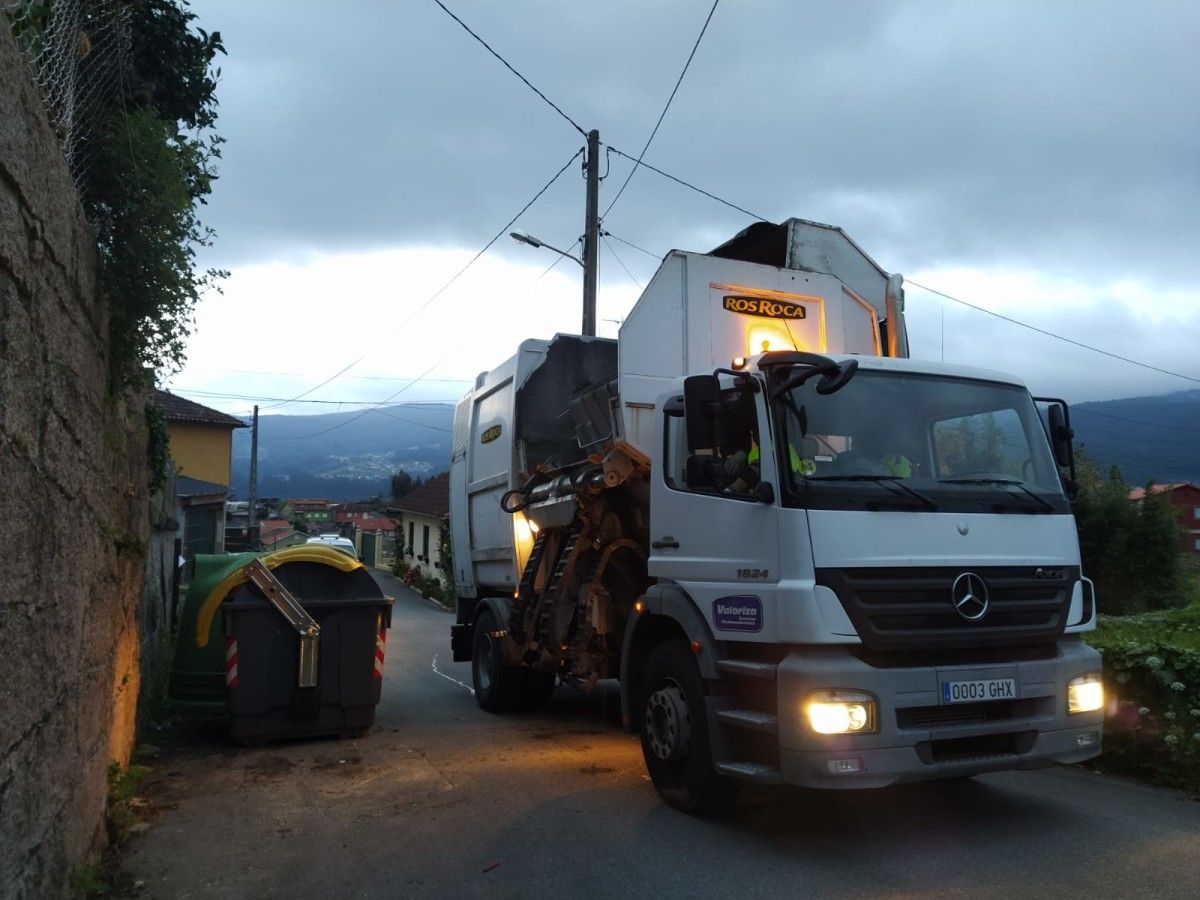 A empresa Valoriza recollendo o lixo en Poio
