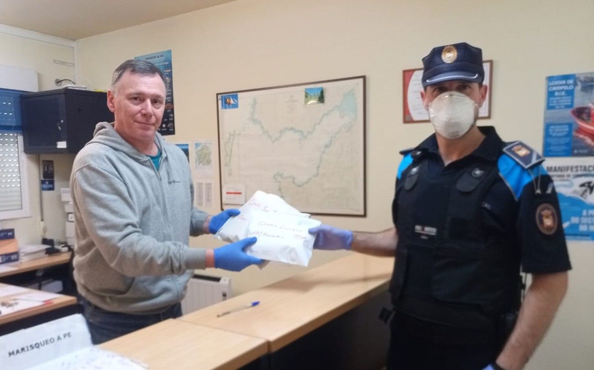 Entrega de las mascarillas a la cofradía de San Telmo