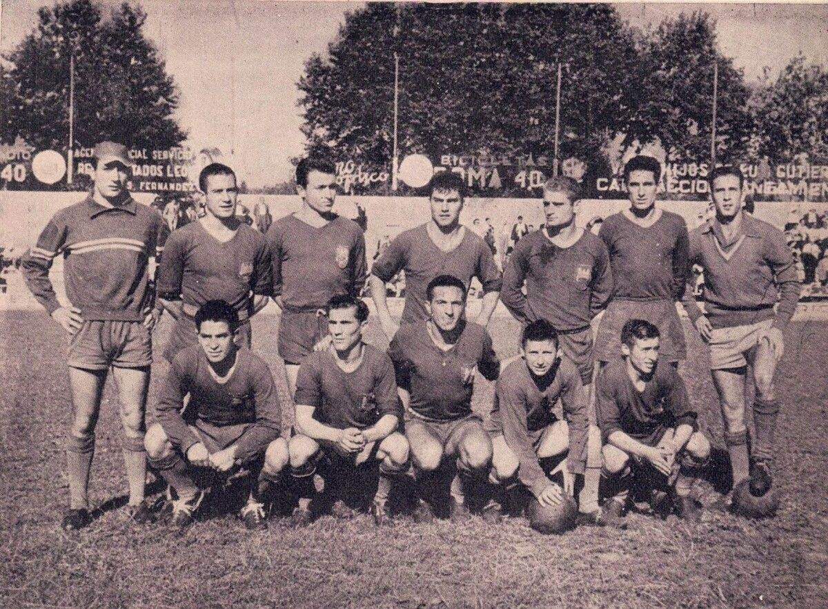 Equipo do Pontevedra que ascendeu na Puentecilla. Marcelino, é o terceiro pola dereita en pé