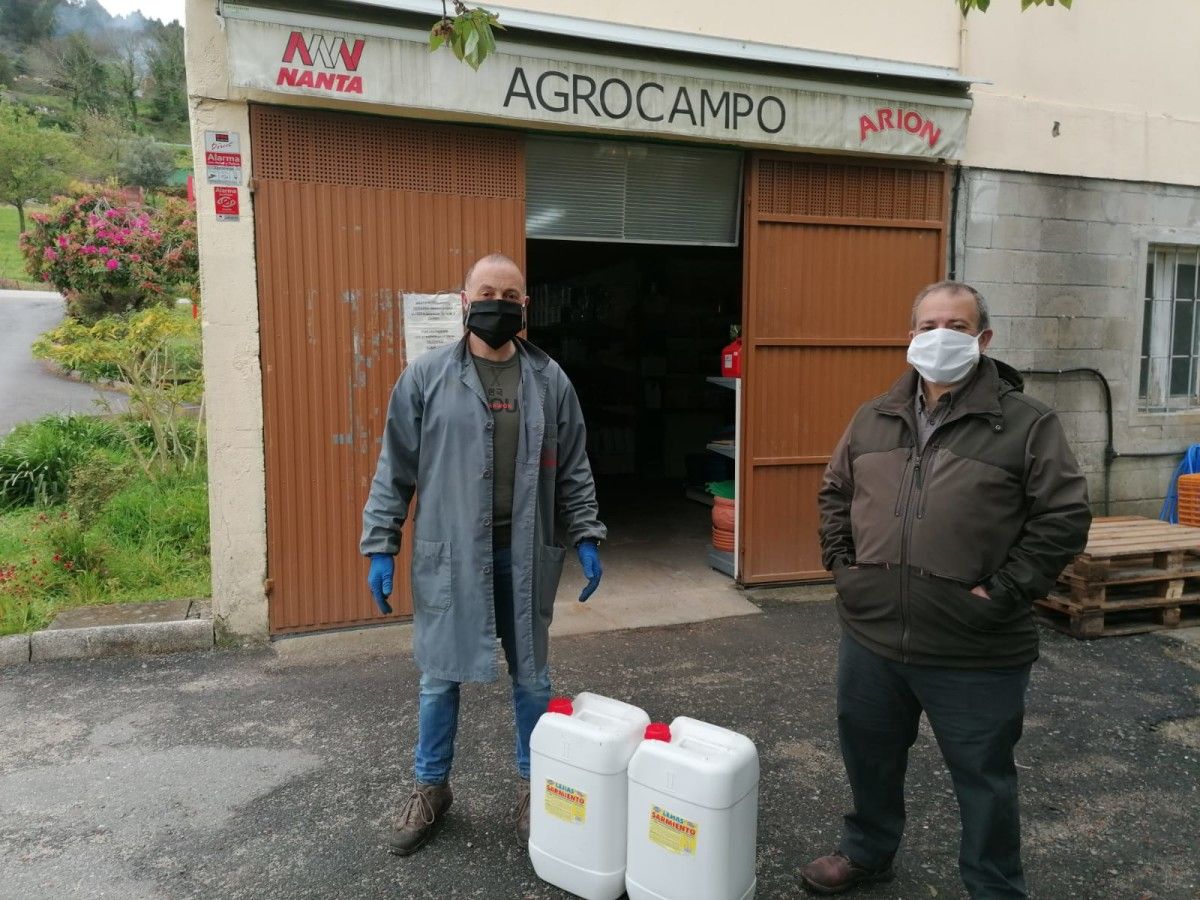 El Concello de Campo Lameiro reparte mascarillas entre los vecinos y recibe una donación de lejía