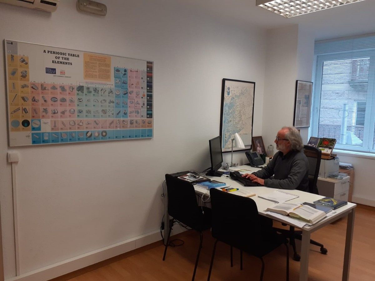 O asesor do programa de  gesztión de residuos da  Deputación, Carlos Pérez, traballando no seu despacho
