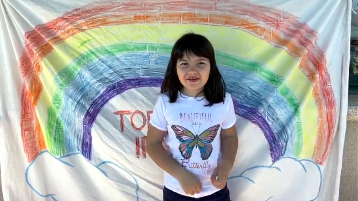 Escolares do colexio Doroteas realizan un vídeo animando a seguir na casa