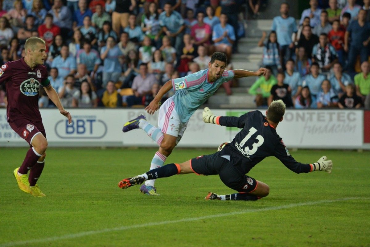Fabricio desvía el remate de Nolito en el partido entre Celta y Deportivo en Pasarón