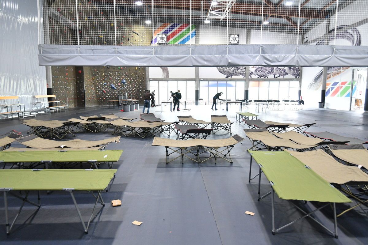 Preparación del Pabellón Multiusos para acoger a personas sin hogar