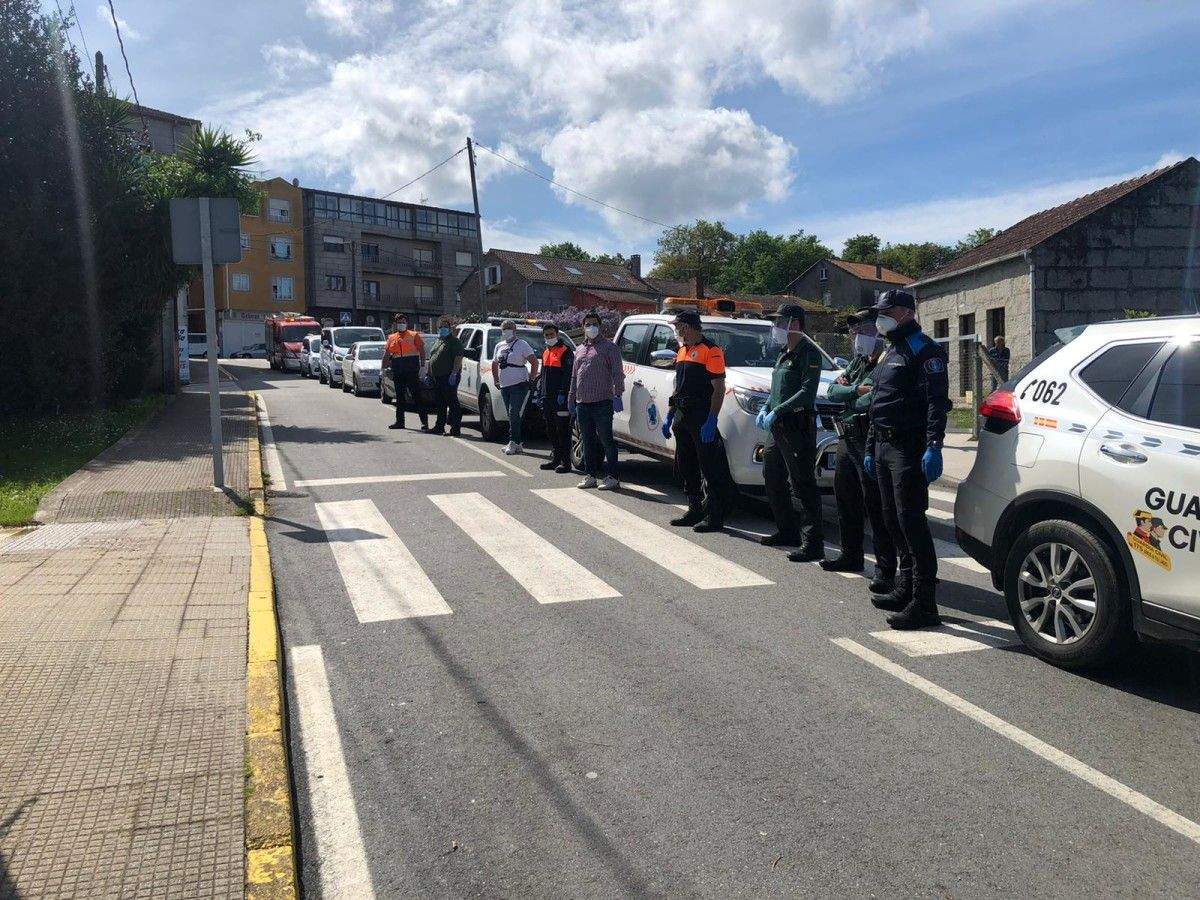 Taxistas, Protección Civil, Policía Local y Guardia Civil aplauden a los profesionales del centro de salud Santa Lucía de Moraña
