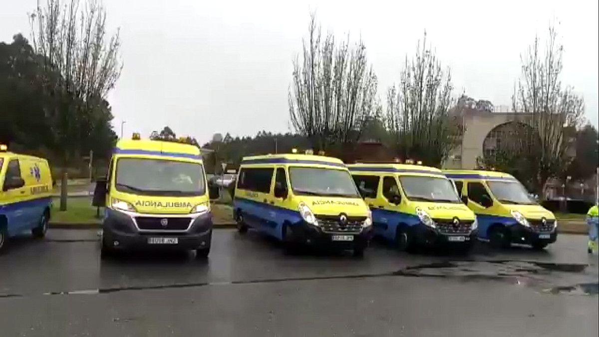 Ambulancias hacen sonar las sirenas ante el Hospital do Salnés