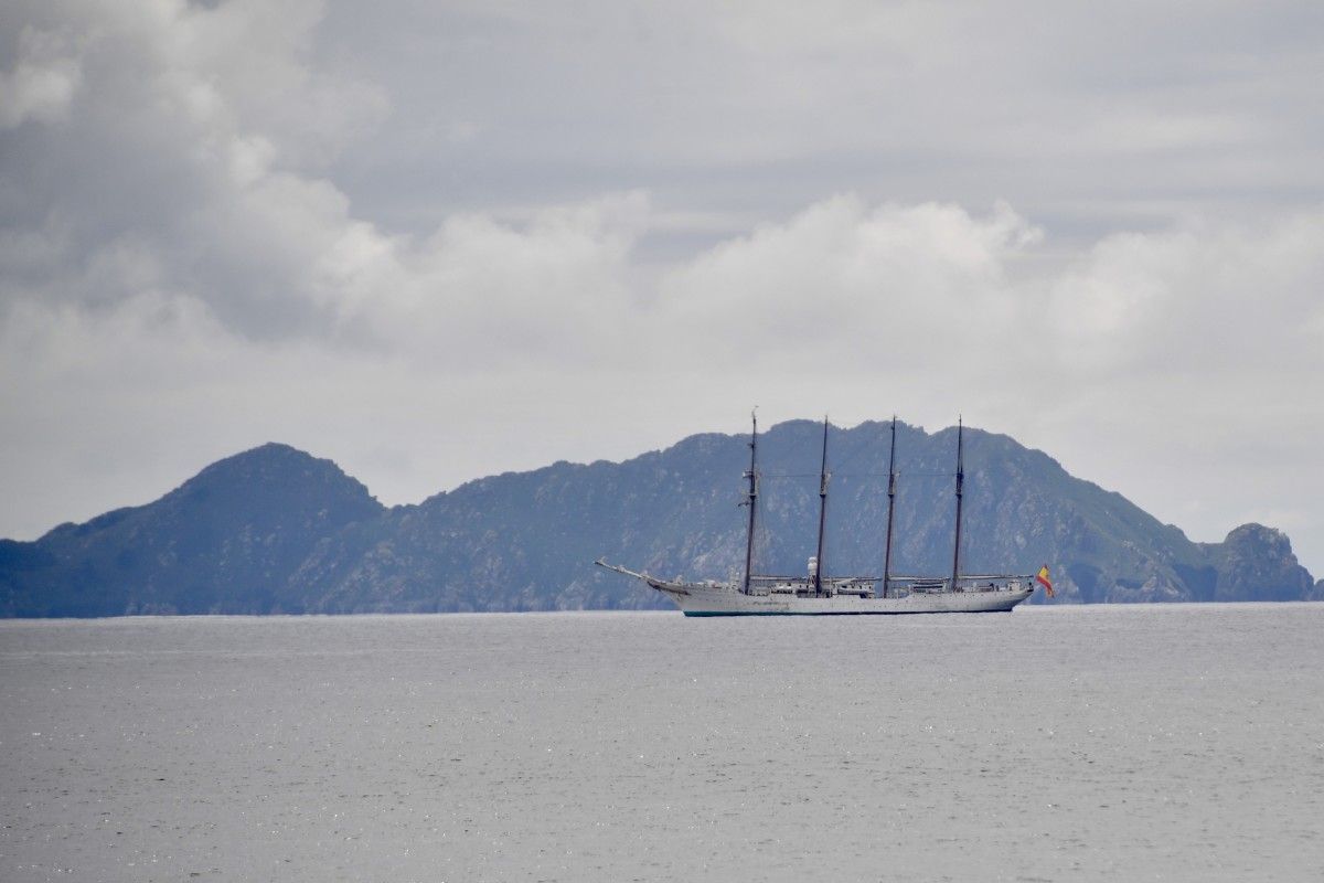 El buque escuela Juan Sebastían Elcano con la isla de Ons al fondo