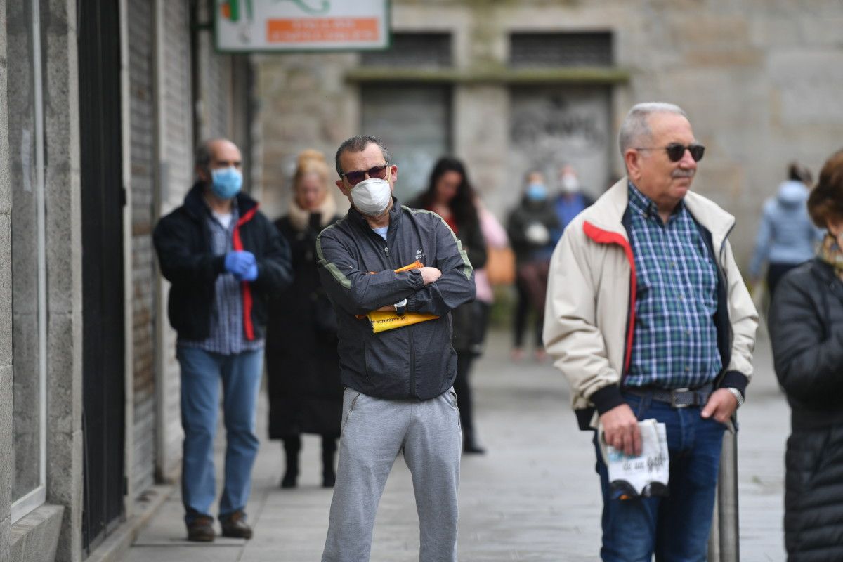 Colas á entrada dos establecementos de alimentación