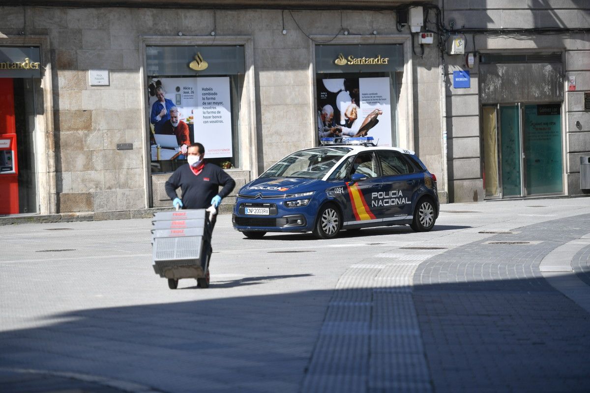 Patrulla da Policía Nacional de Pontevedra durante o estado de alarma