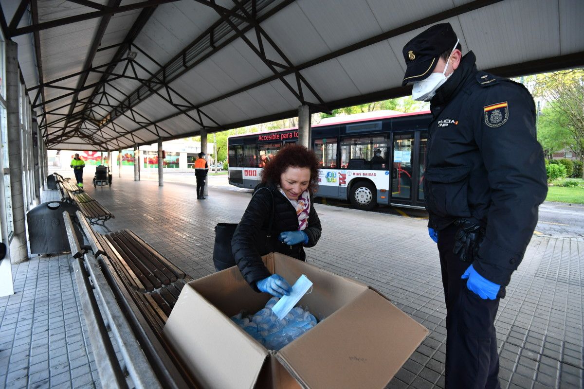 As policías Nacional e Local reparten máscaras entre os usuarios do transporte colectivo de viaxeiros  