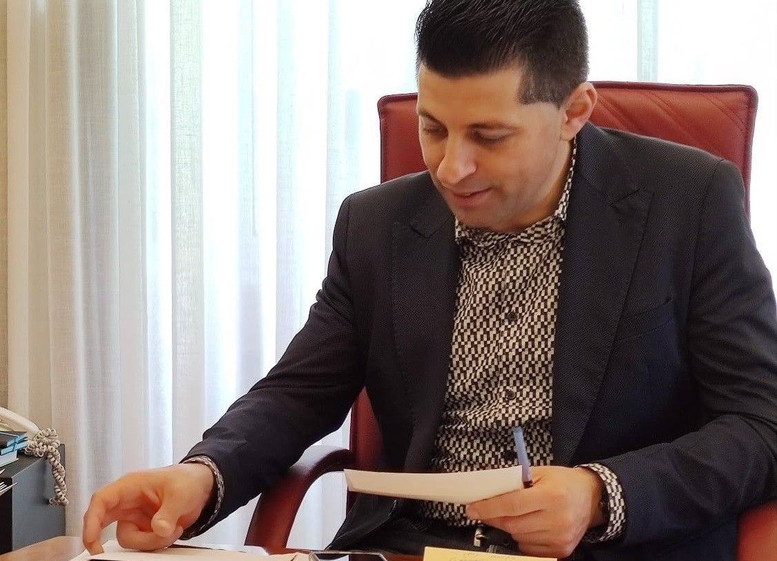 El alcalde de Ponte Caldelas, Andrés Díaz, realiza labores administrativas en su despacho