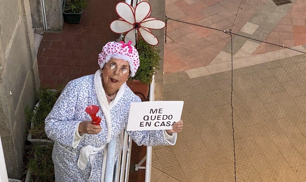 Marité Viñas con uno de sus disfraces para los aplausos diarios