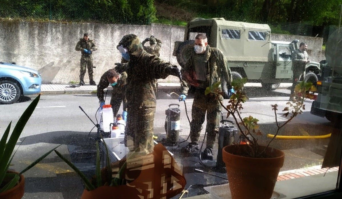 Militares da Brilat desinfectan os centros da terceira idade de Cerdedo