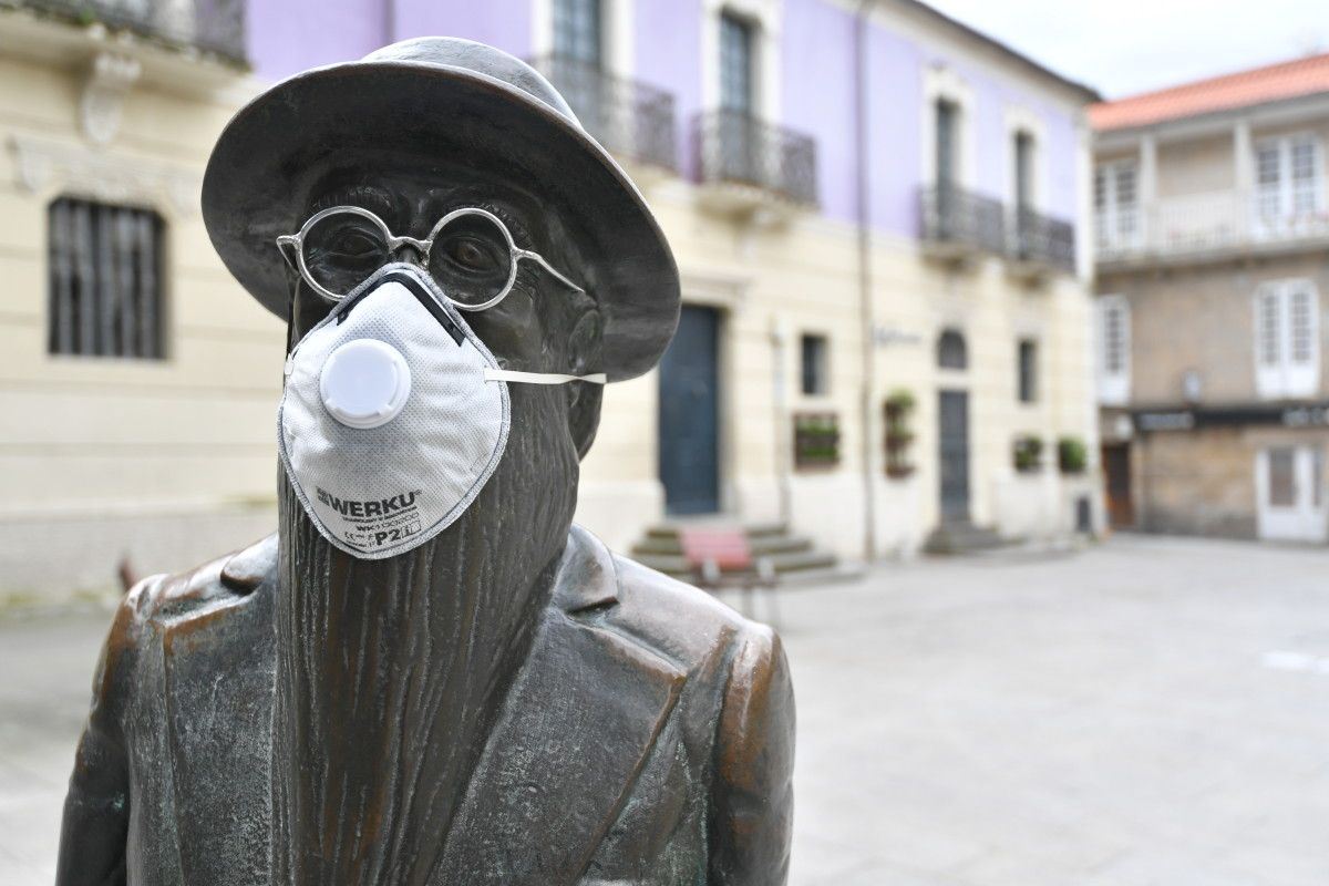 A estatua de Valle-Inclán tamén leva máscara
