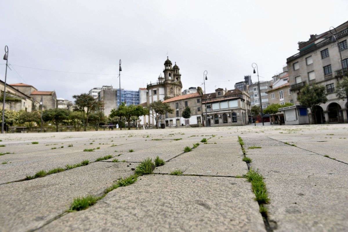 Medra a herba entre as pedras da Praza da Ferrería