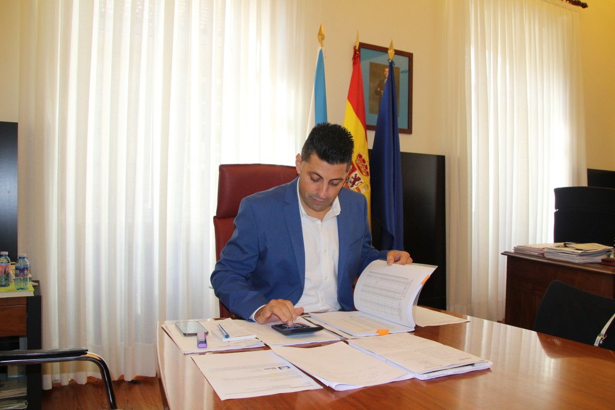 Andrés Díaz, alcalde de Ponte Caldelas, en su despacho