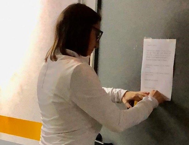 En un bloque de viviendas de Barro colocan carteles en apoyo a los vecinos que trabajan durante la pandemia