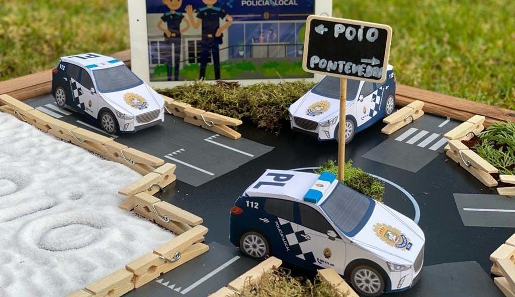 Maqueta de cartón de los coches de la Policía Local