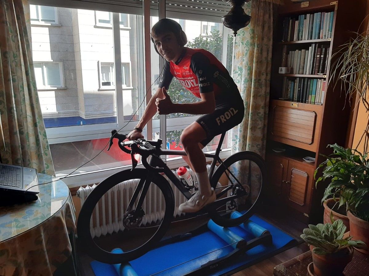 Guillermo García Janeiro, ciclista do Froiz, adestrando na casa