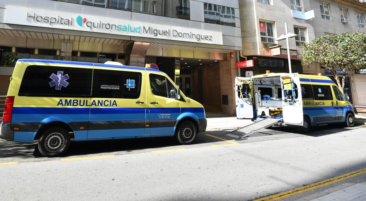 Ambulancias na entrada do Hospital QuirónSalud Miguel Domínguez