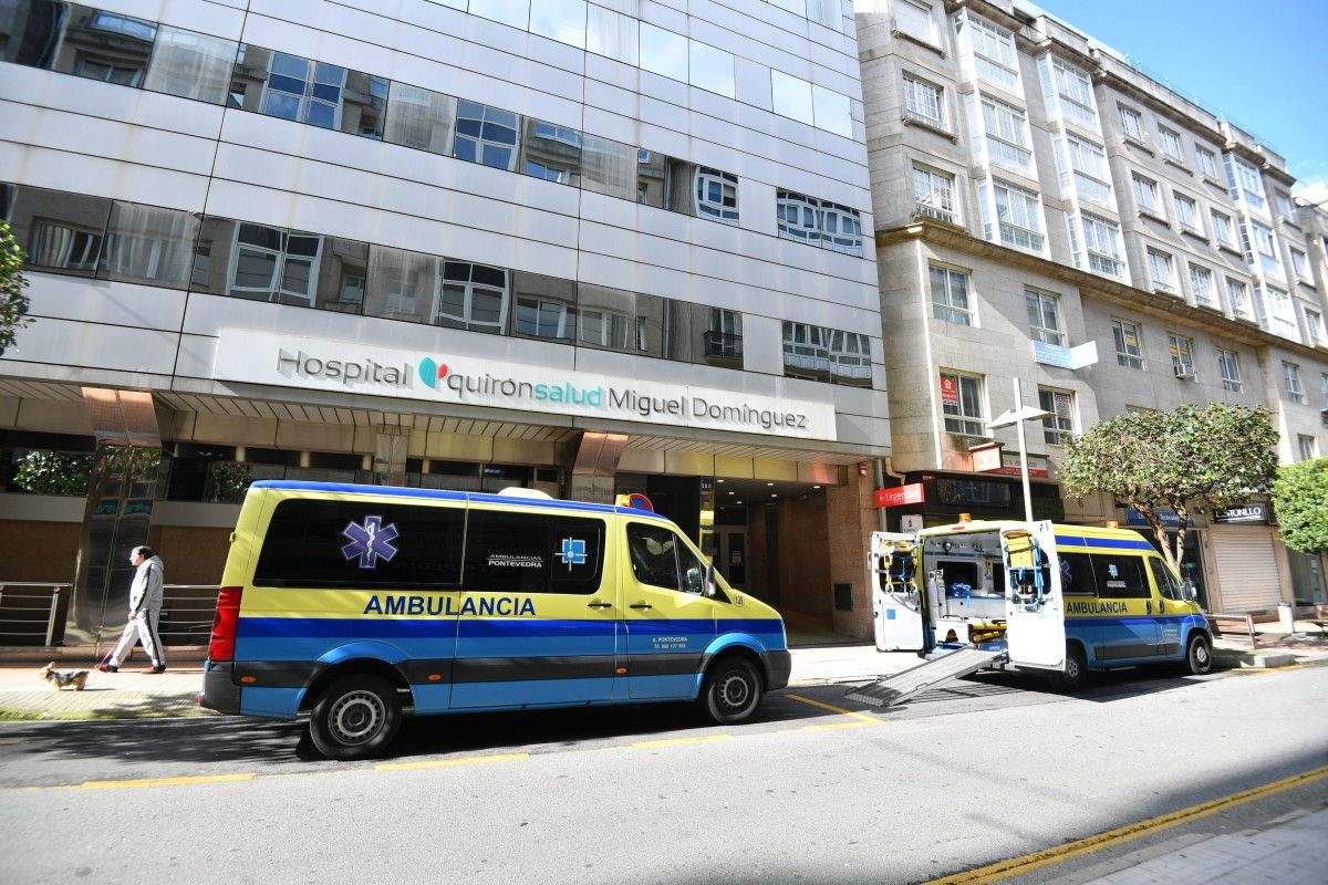 Ambulancia diante do Hospital QuirónSalud Miguel Domínguez