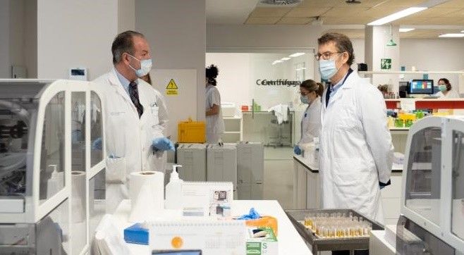 Núñez Feijóo nunha visita a un laboratorio