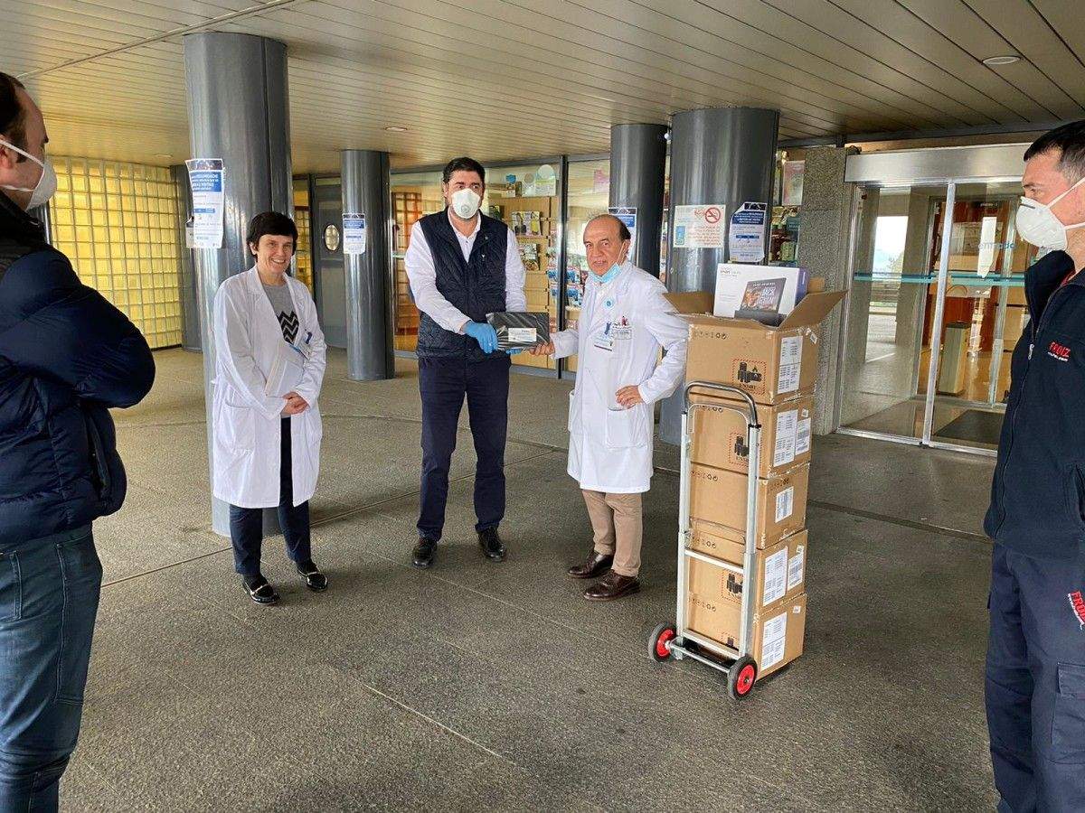 Entrega de la donación de 20 tablets por parte del Rotary Club al área sanitaria de Pontevedra e O Salnés