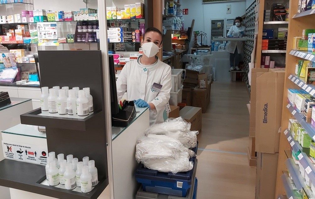 Once farmacias de Marín xa teñen máscaras feitas polo voluntariado