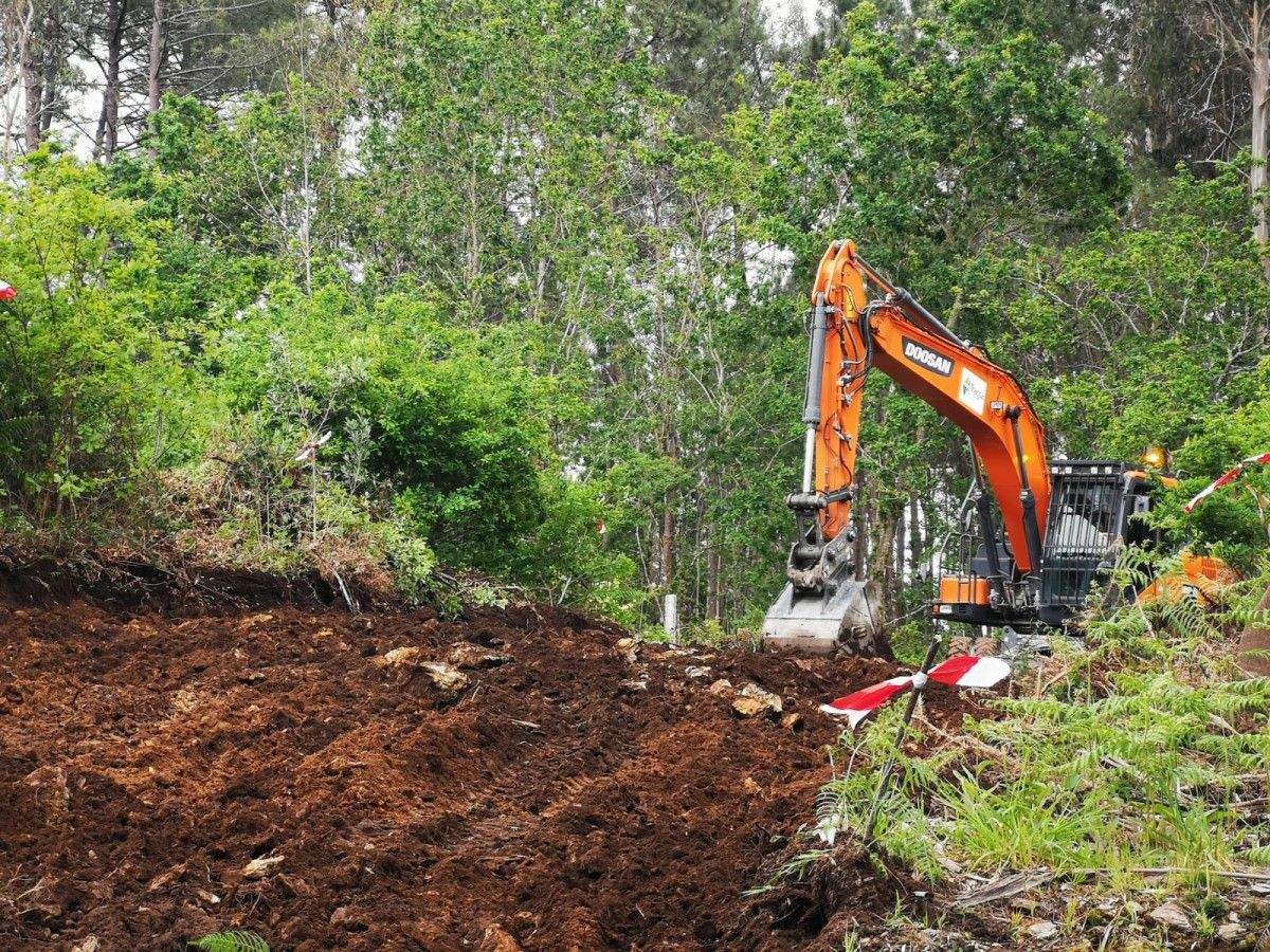 Obras de construcción de caminos agrarios en la parroquia de Troáns, en Cuntis