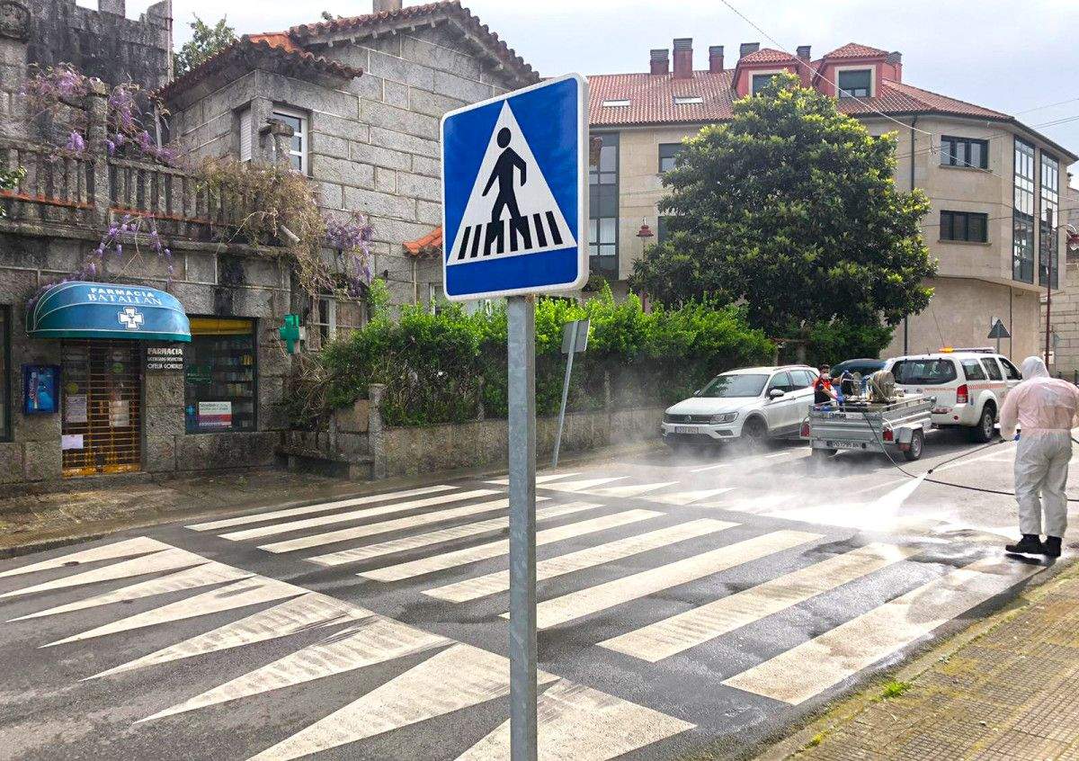 Tarefas de desinfección no centro urbano de Santa Lucía en Moraña