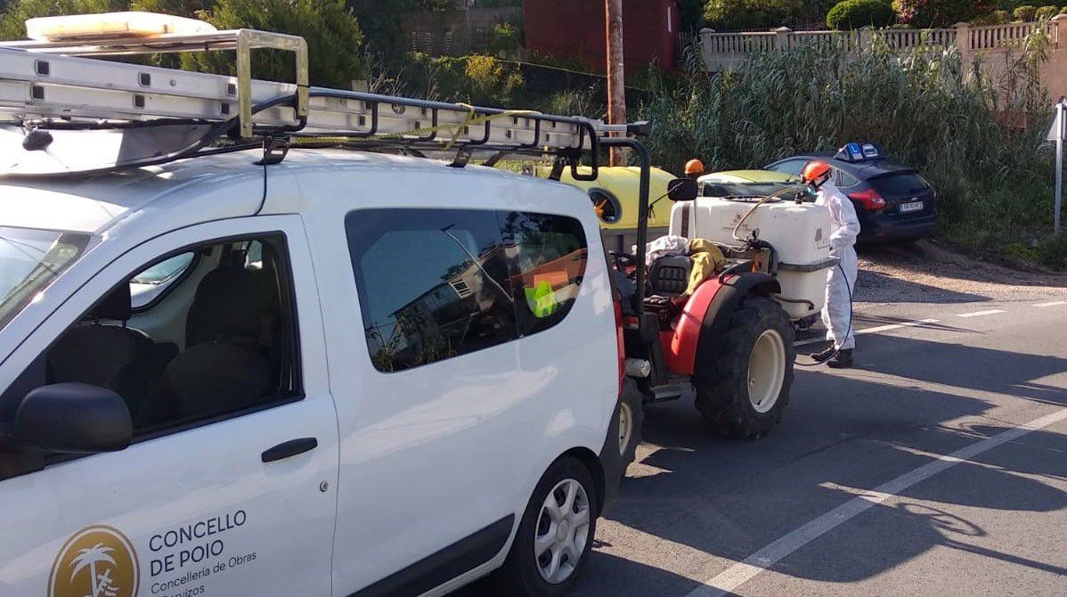 Persoal de limpeza e desinfección de calles do Concello de Poio (arquivo)
