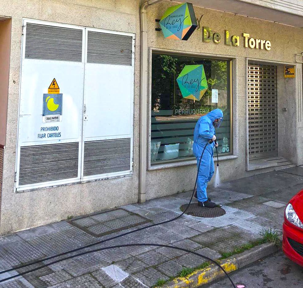 Tarefas de desinfección no centro urbano de Santa Lucía en Moraña