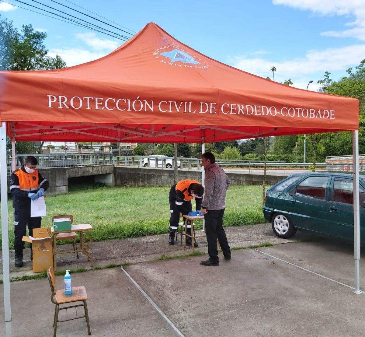 Carpa de Protección Civil para la entrega de mascarillas a menores