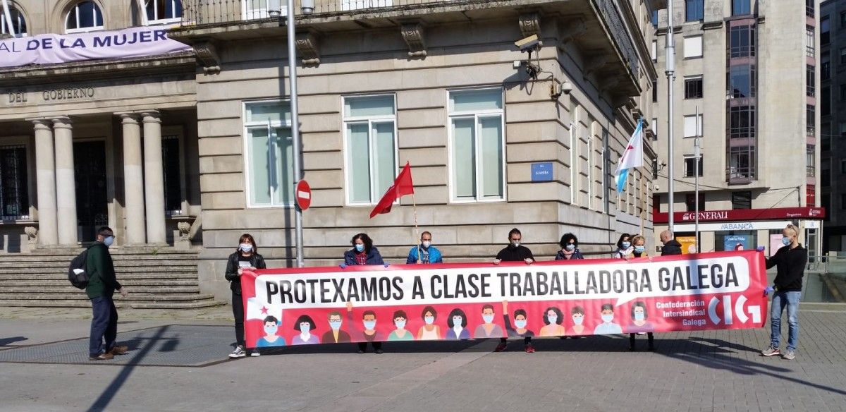 Protesta de la CIG ante la Subdelación durante el confinamiento para reclamar ayudas y seguridad para la clase trabajadora