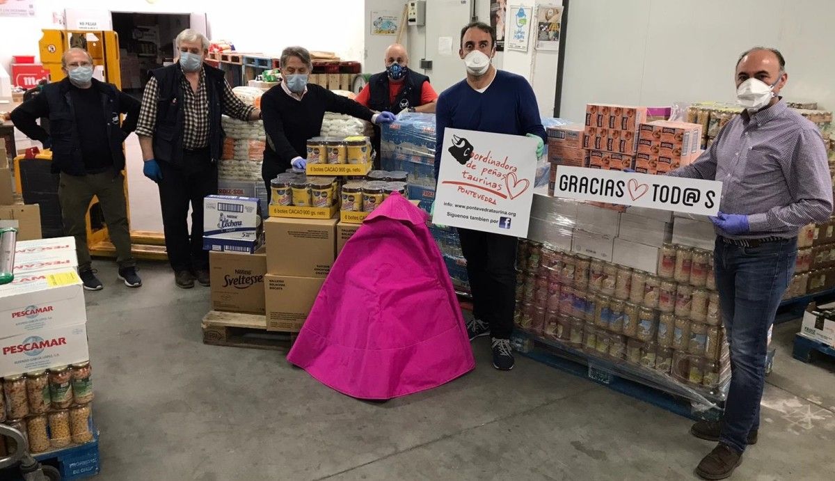 Recepción de tres mil quilos de produtos de primeira necesidade no Banco de Alimentos de Pontevedra