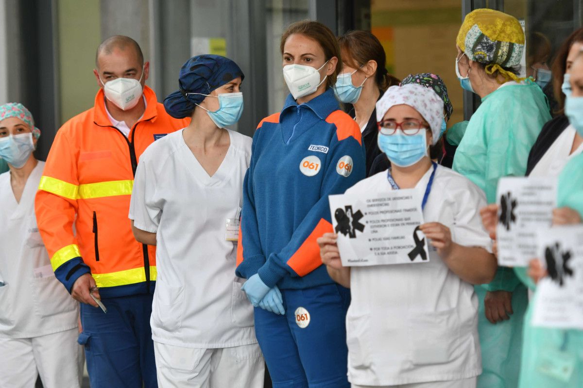 Minuto de silencio en Montecelo polos profesionais sanitarios falecidos pola COVID-19