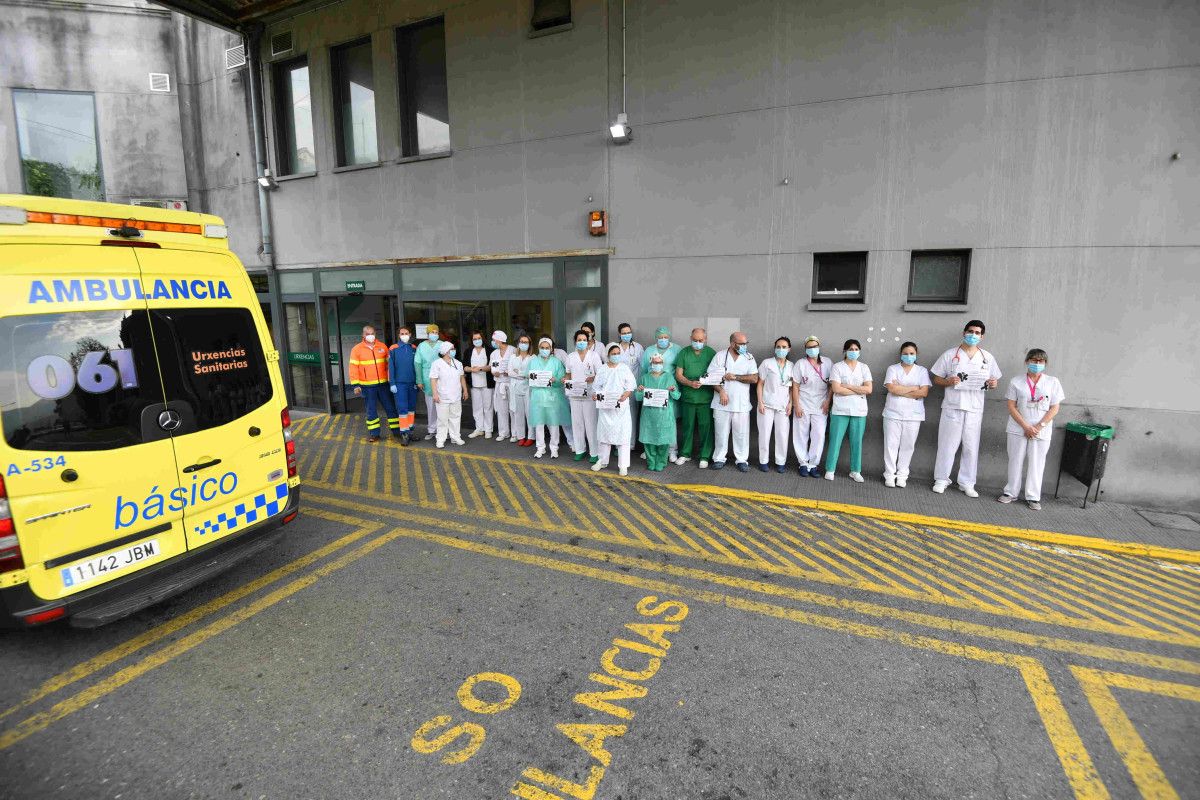 Minuto de silencio en Montecelo polos profesionais sanitarios falecidos pola COVID-19