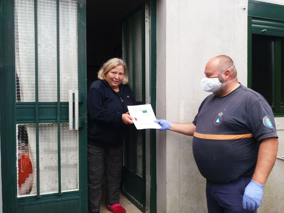 Miguel Couto, xefe da Agrupación de Protección Civil e Emerxencias de Cuntis, entrega as actividades do Taller de Memoria a unha alumna