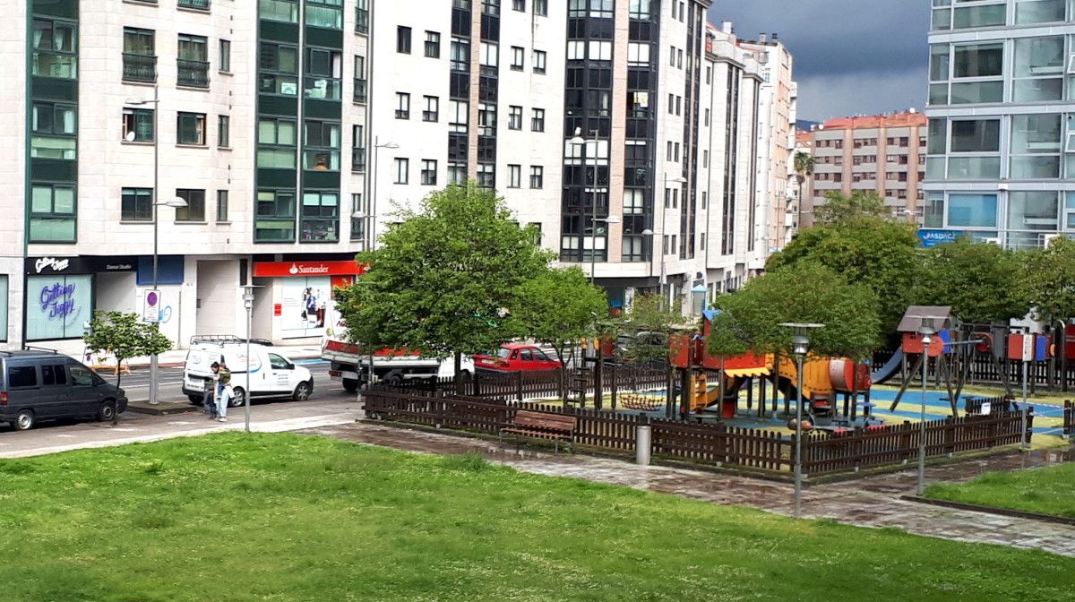Paseo durante el confinamiento frente a un parque infantil
