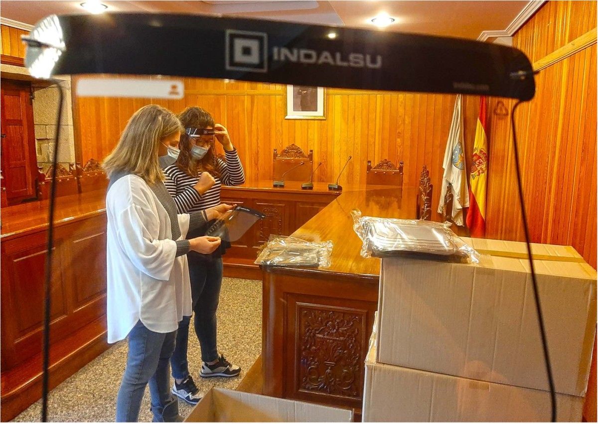 A alcaldesa de Moraña, Luisa Piñeiro (en primer termo), recibe as pantallas protectoras doadas por Indalsu