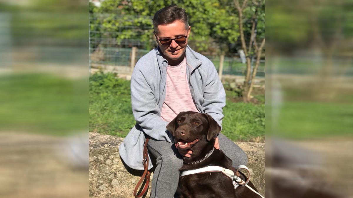 Antonio Manuel Villanueva junto a su perro-guía, Spike